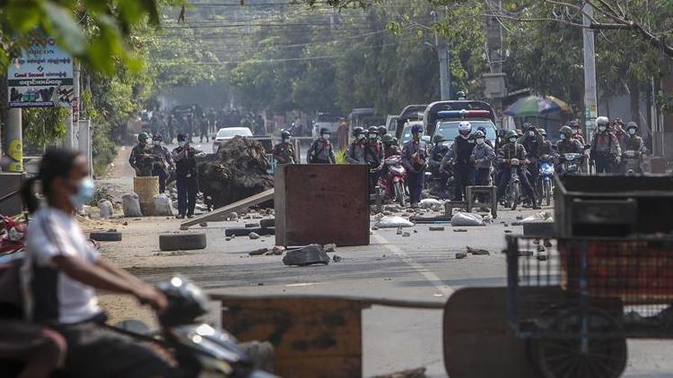 Myanmarda darbeciler protestoculara karşı ses bombası ve gerçek mermi kullandı