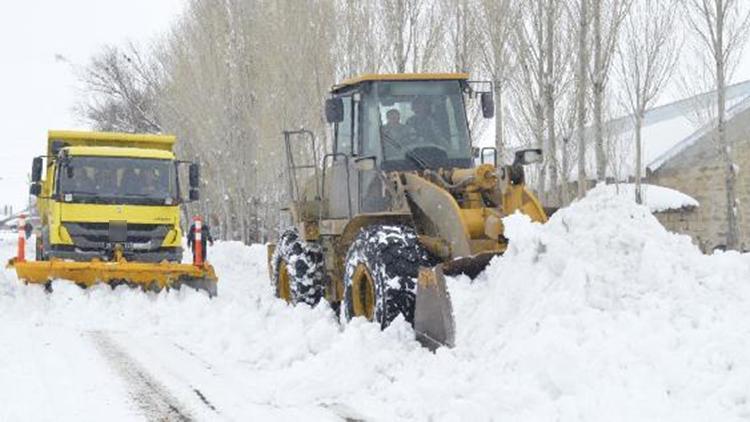 Ağrı’da, kardan kapanan 102 köy yolu açıldı