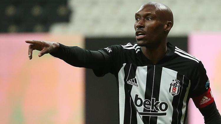 Beşiktaşta Atiba Hutchinson hayran bırakmaya devam ediyor