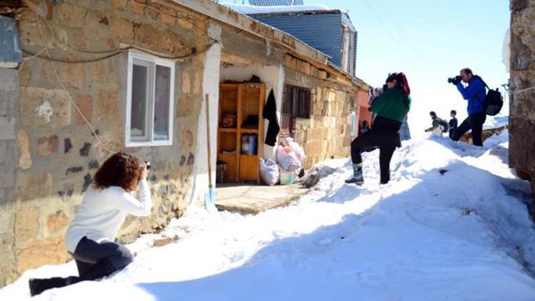 Kara gömülen köyü, kare kare fotoğrafladılar