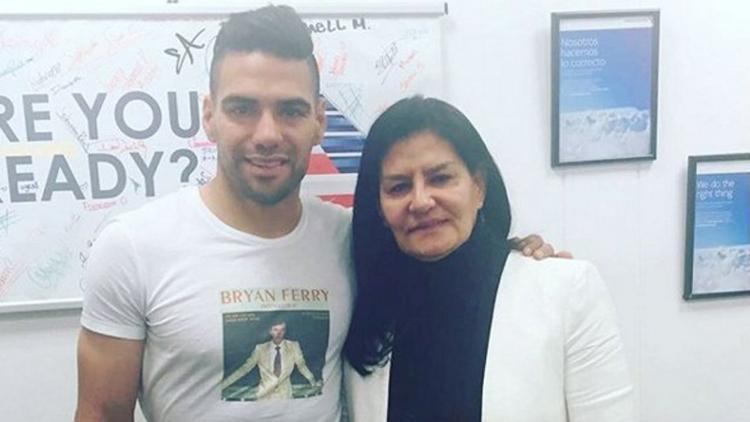 Son Dakika: Radamel Falcaonun annesi Carmenza Zarateden transfer açıklaması Hepsi dedikodu...