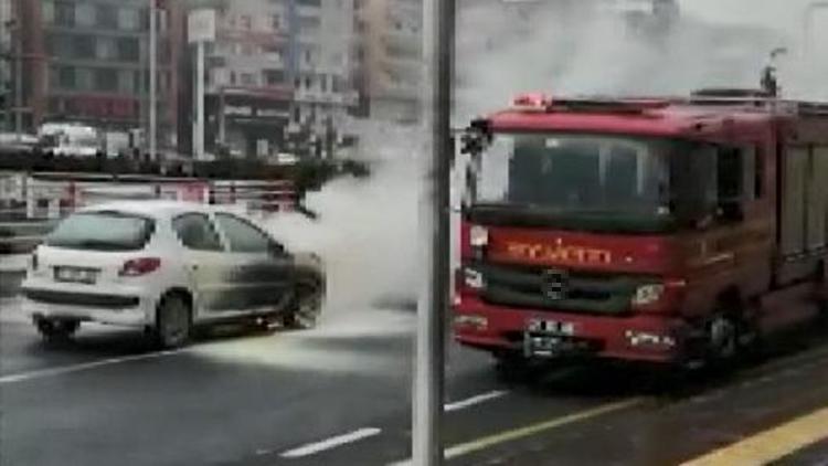 Diyarbakırda seyir halindeki otomobil, alev alev yandı