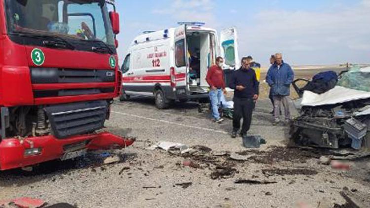 Kayseride TIR ile otomobil çarpıştı: 6 yaralı