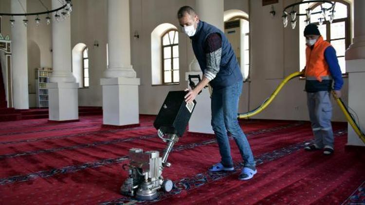 Aliağadaki ibadethanelerde Ramazan temizliği