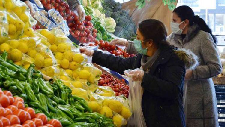 Aksarayda, manav ve marketlerde kısıtlama öncesi alışveriş yoğunluğu