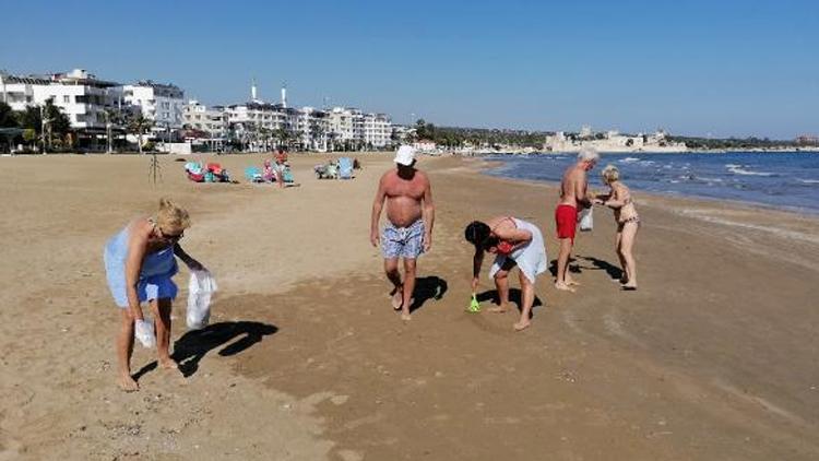 Turistler plajda temizlik yaptı