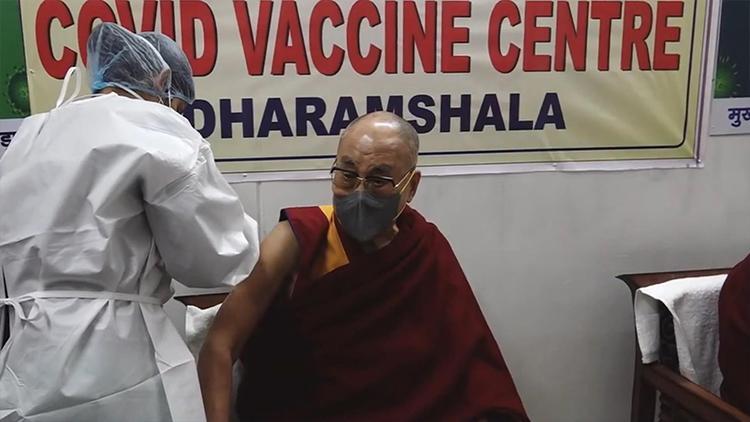 Tibet’in dini lideri Dalai Lama, koronavirüs aşısı oldu