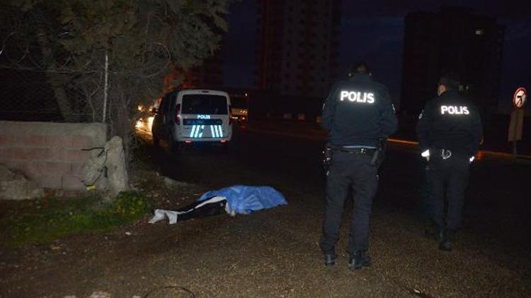 Adanada yol kenarında ceset bulundu Hemen polise haber verdi