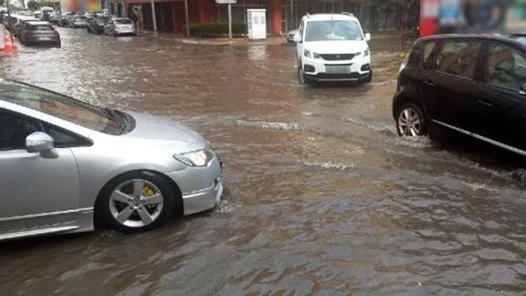 İskenderunda sağanak hayatı olumsuz etkiledi