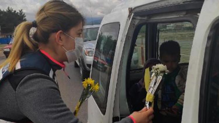 Jandarmadan, kadın sürücü ve yolculara çiçek
