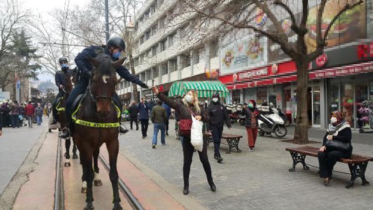 Atlı kadın polisler, kadınlara karanfil dağıttı