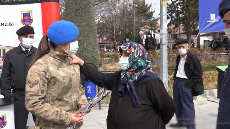 Kadın astsubayın omzuna elini koyup, Sizlerle gurur duyuyorum dedi