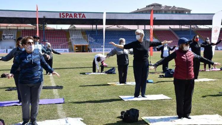 Kadınlara açık havada pilates ve yoga
