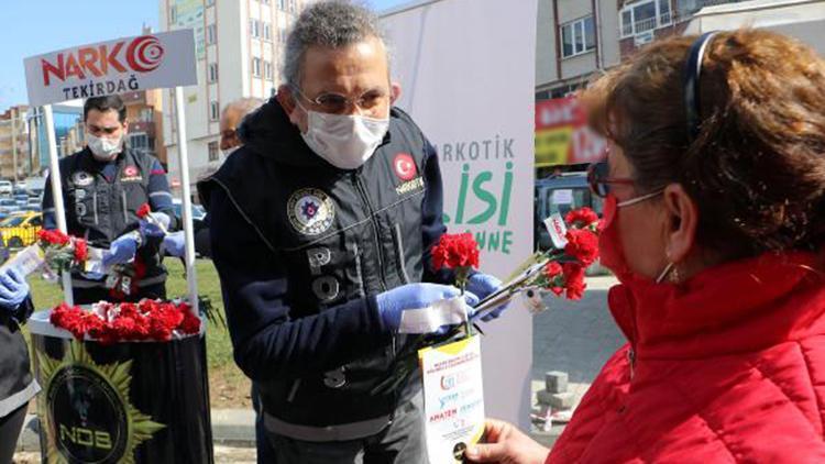 Tekirdağ polisi, kadınlara karanfil dağıttı