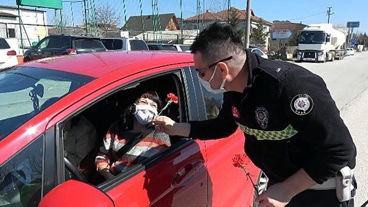 Polisten kadın sürücülere karanfil ve çikolata sürprizi