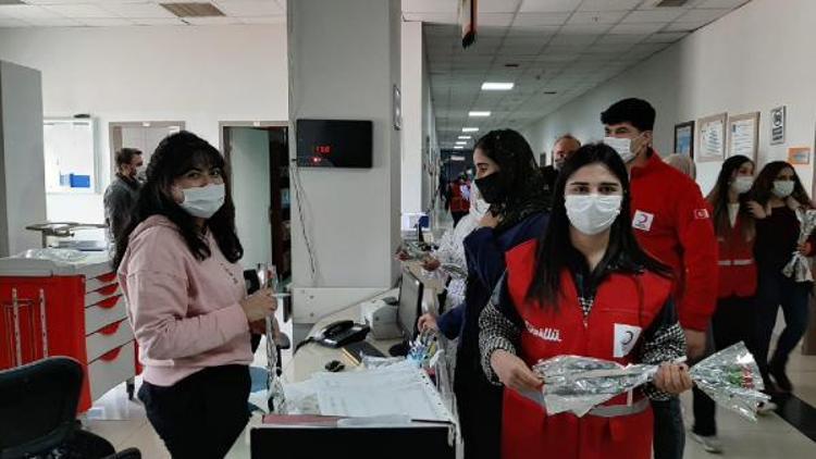 Kızılay gönüllülerinden kadın sağlık çalışanlarına karanfil