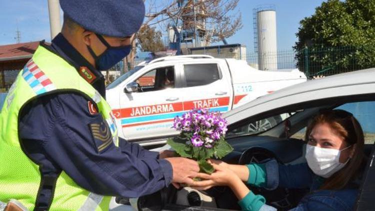 Jandarmadan kadınlara çiçekli kutlama