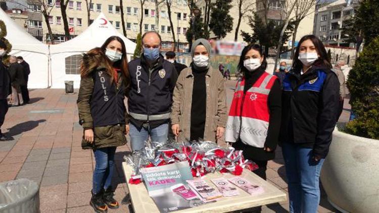 Sultangazide kadın polisler karanfil ve KADES broşürü dağıttı