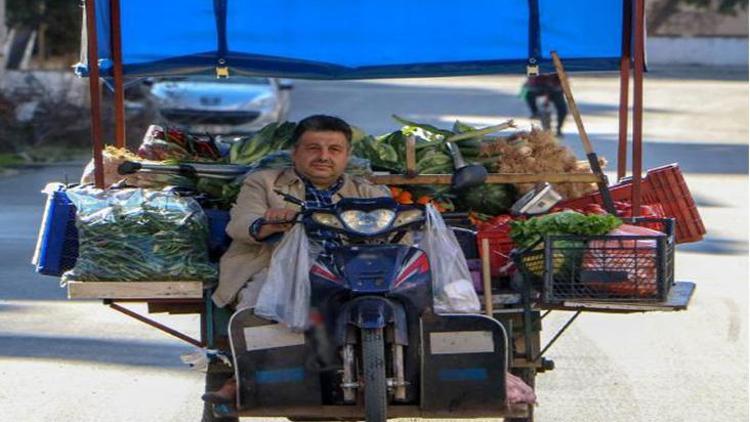 Yürüme engelli şekerci amca, motosikletiyle sebze meyve satıyor