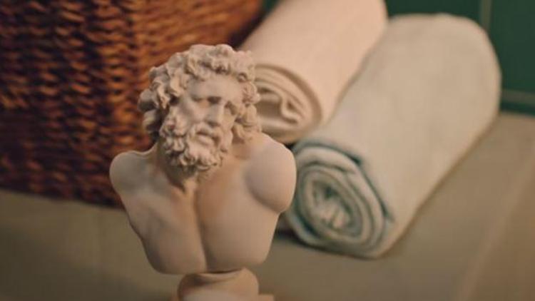 Yunan heykeli gibi erkek ne anlama geliyor Masumlar Apartmanı’nda Yunan heykelli gönderme…