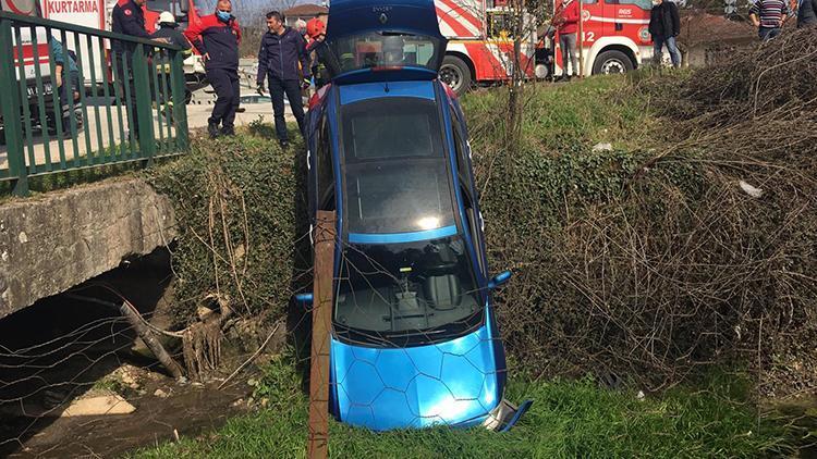 Düzcede dereye düşen otomobildeki 2 kişi yaralandı