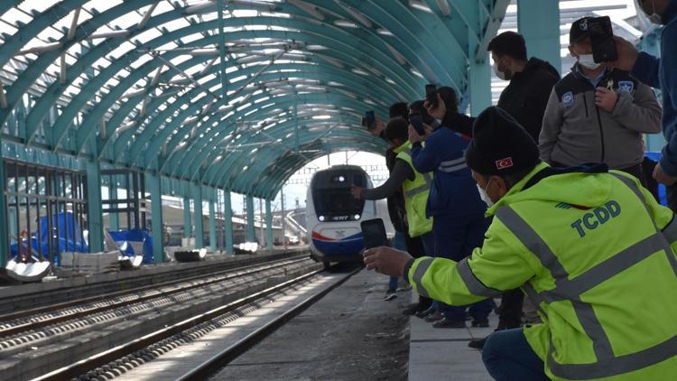 Yüksek Hızlı Tren (YHT) projesinde testler devam ediyor İlk kez tarihi tren garına geldi