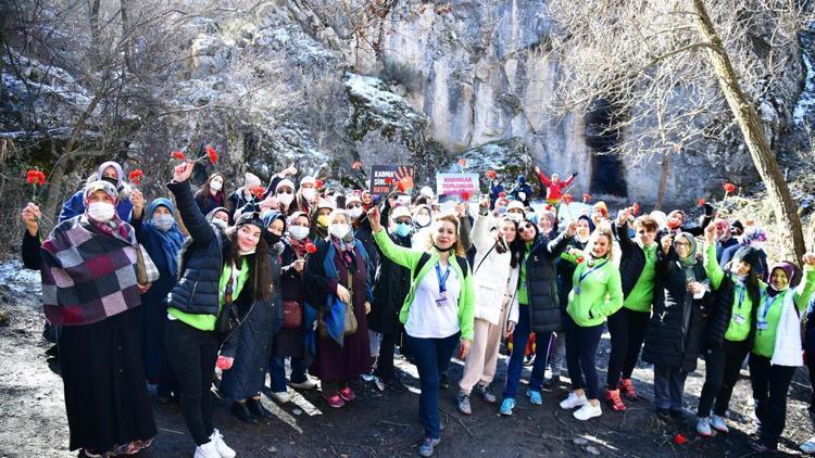 Kanyonda yürüyüş parkurda adrenalin