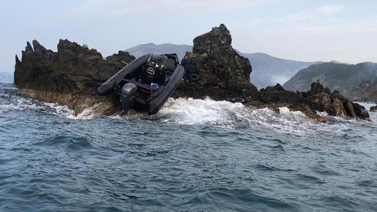 Mersinde kayalıklara çarpan teknedeki 13 göçmen yaralı kurtarıldı