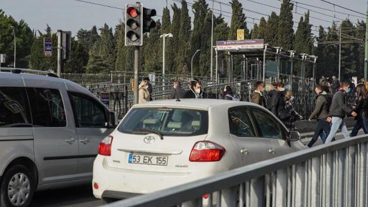 Tramvay durağında dehşet Bacağından bıçaklandı