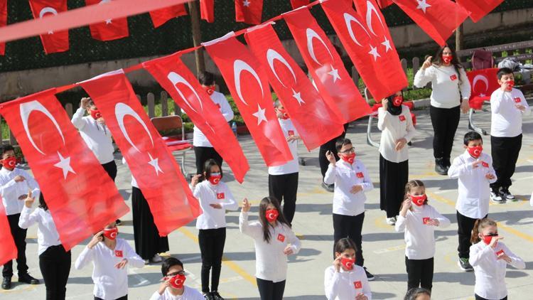 İstiklal Marşını işaret diliyle okudular