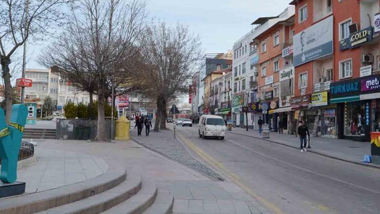 Çok yüksek riskli Aksaray’da, bulutlu havada cadde ve sokaklar bomboş