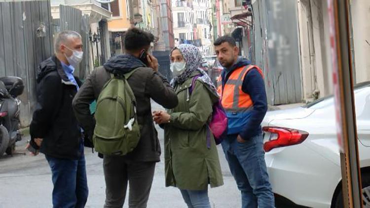 Beyoğlunda laboratuvar çalışanı kadın adres ararken kapkaça uğradı