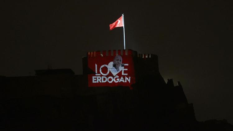 Ankara Kalesi surlarından ‘Love Erdoğan’ ışıklandırılması