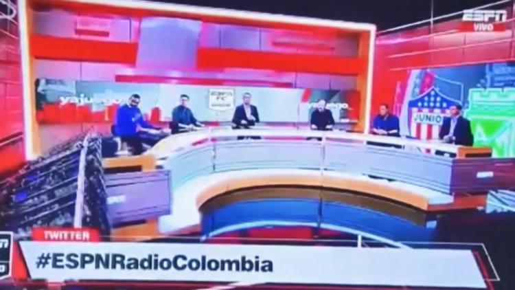Kolombiyada canlı yayınlanan spor programında ’dev ekran’ kazası