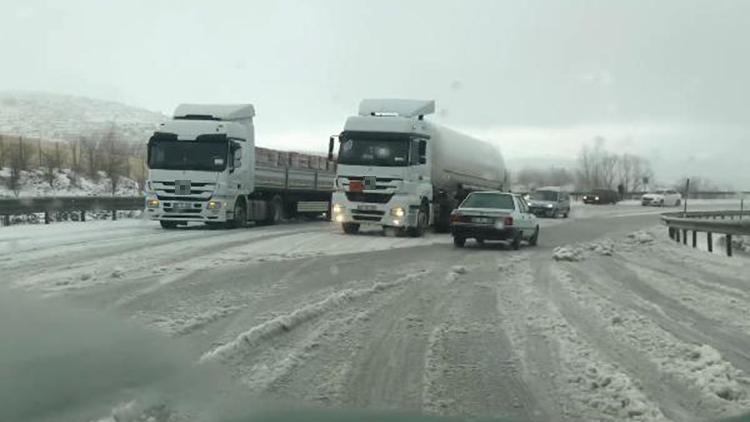 Tokat- Sivas yolunda ulaşıma kar engeli