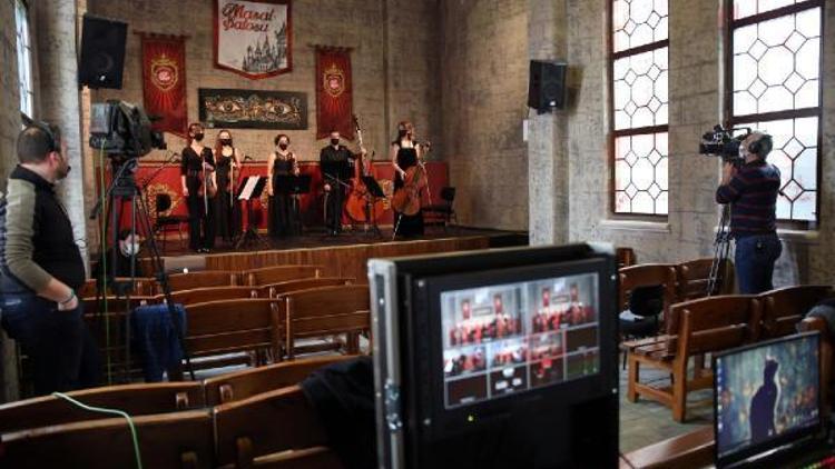 Senfoni orkestrası online konserde Masal Şatosu’nda sahne aldı