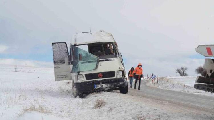 Aksaray’da işçi servisi buzlanan yolda devrildi: 18 yaralı