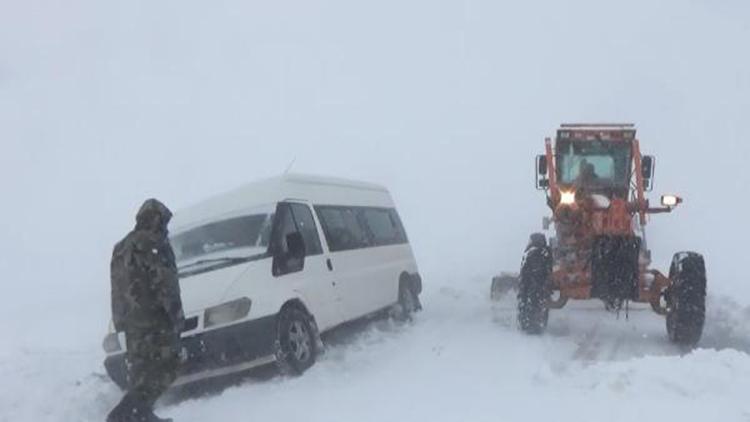 Ercişte yoğun kar yağışı; araçlar yollarda kaldı