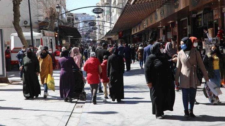 Gaziantepte çarşı ve meydanlarda yoğunluk