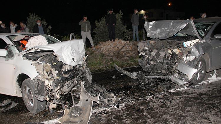 Mersinde otomobiller kafa kafaya çarpıştı: 3 yaralı