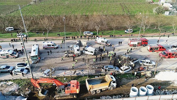 Freni patlayan TIR dehşet saçtı