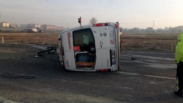 Tekirdağda minibüsle hafriyat kamyonu çarpıştı: 6 yaralı