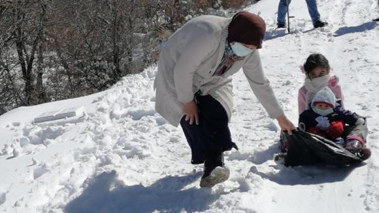 Kırmızı kategorideki Aksarayda, çocukların kar eğlencesi