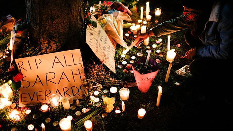 Londrada bir polisin kaçırıp öldürdüğü Sarah Everard törenine müdahale tepki çekti