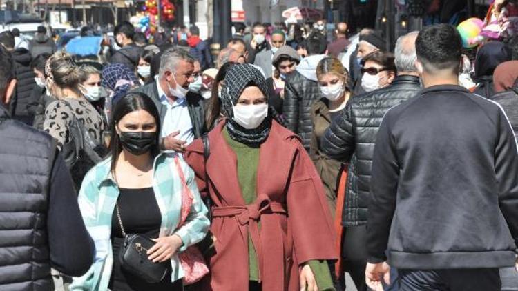 Diyarbakırda dikkat çeken kalabalık Anonslar yapılmasına rağmen kurallara dikkat etmediler