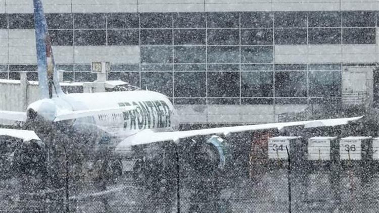 Kar yağışı felç etti ABD’de 2 binden fazla uçak seferi iptal edildi