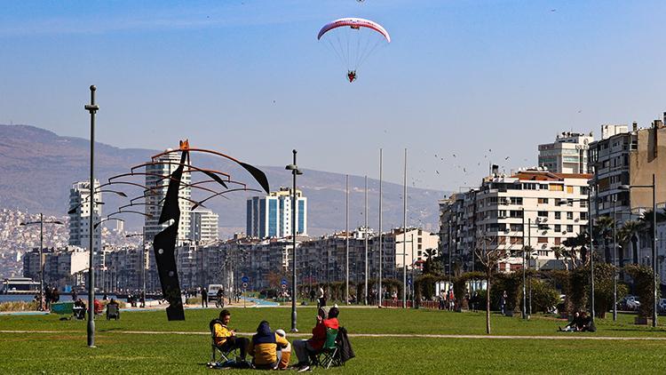 İzmirde iki paramotorcu, sağlık çalışanları için havalandı