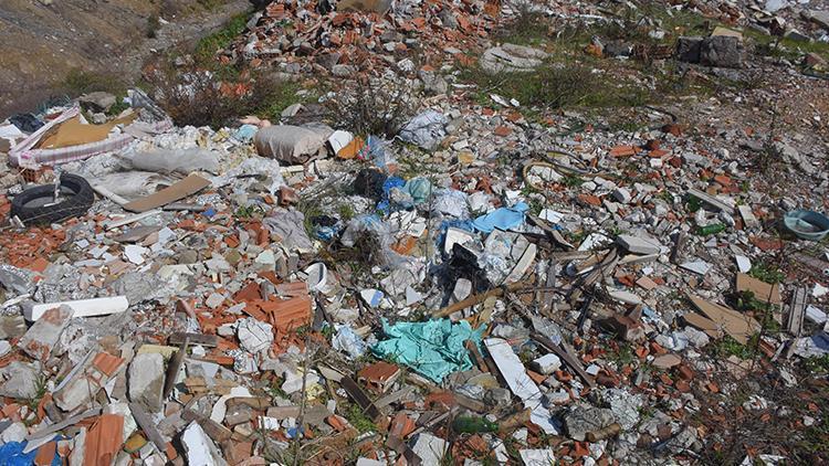 İzmirde asbestli atıkların kaçak olarak döküldüğü tarım alanı çöplüğe dönüştü