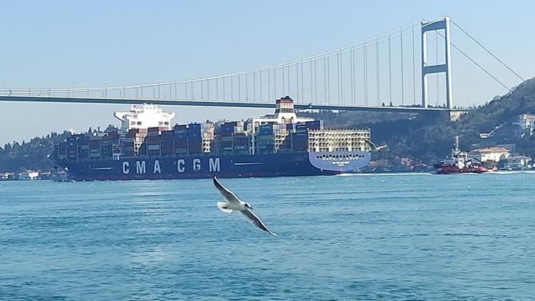 Dev gemi İstanbul Boğazından geçti