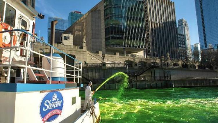 ABD’de Chicago Nehrinin rengi yeşile döndürüldü
